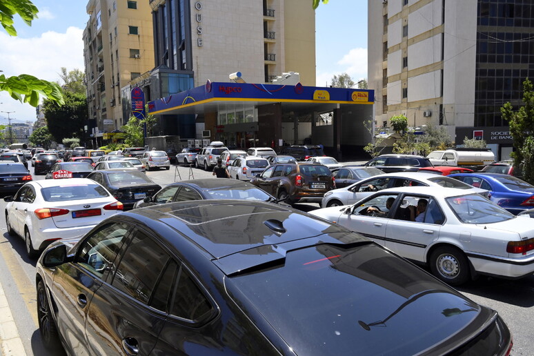 Libano, la crisi del carburante. Fila ad un distributore di benzina a Beirut © ANSA/EPA