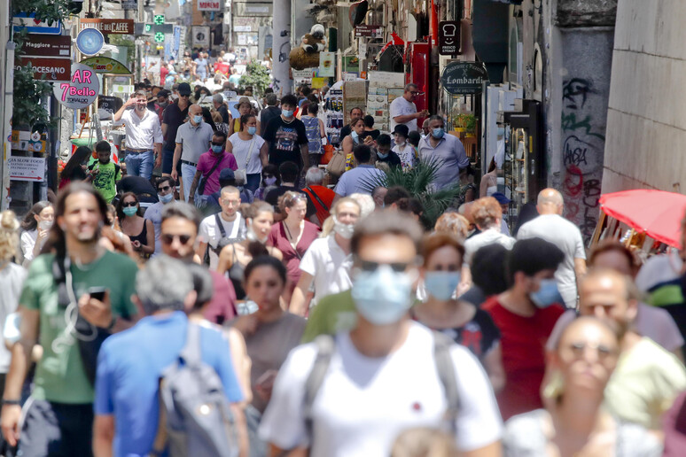 Persone a passeggio nel fine settimana a Napoli - RIPRODUZIONE RISERVATA