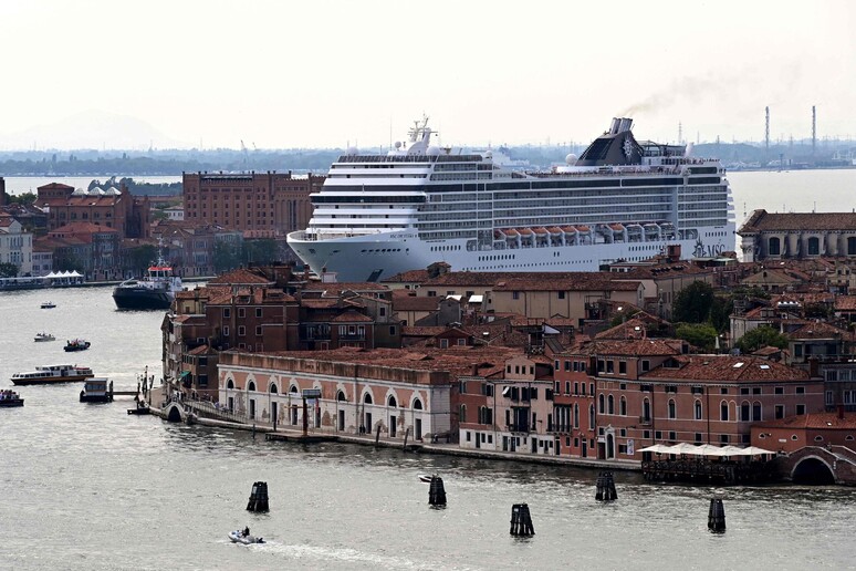 La MSC Orchestra salpa da Venezia © ANSA/AFP
