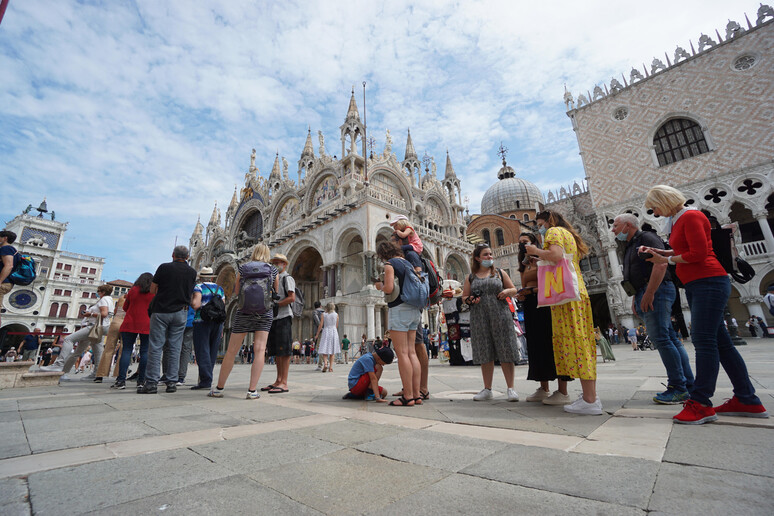 Turisti in fila attendono di salire sul campanile di piazza San Marco. Immagine d 'archivio - RIPRODUZIONE RISERVATA