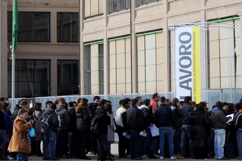 Giovani in cerca di lavoro a Torino in un 'immagine d 'archivio - RIPRODUZIONE RISERVATA