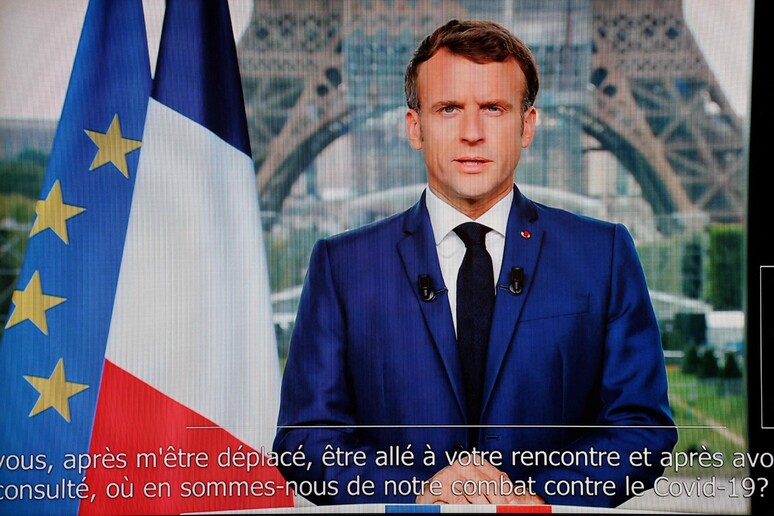 Un momento del discorso di Macron in diretta tv © ANSA/AFP
