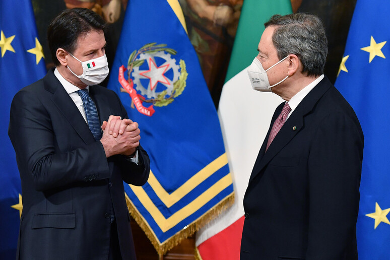Giuseppe Conte e Mario Draghi durante la cerimonia delle consegne a Palazzo Chigi nel febbraio scorso - RIPRODUZIONE RISERVATA