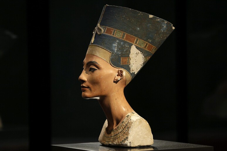 Il busto di Nefertiti conservato al Neues Museum di Berlino -     RIPRODUZIONE RISERVATA