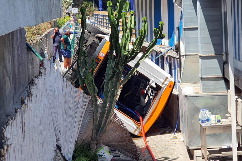 I soccorsi dopo l 'incidente che ha coinvolto un minibus uscito di strada a Capri - RIPRODUZIONE RISERVATA