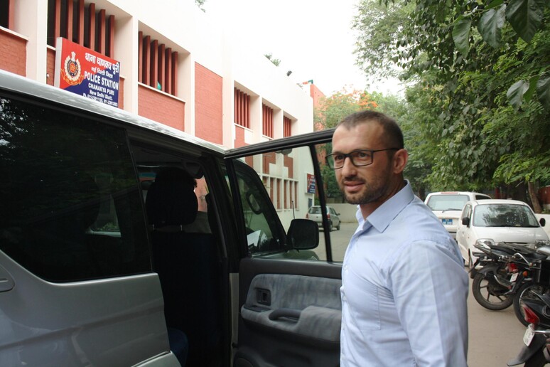 Salvatore Girone al commissariato di Chanakyapuri nel 2015 - RIPRODUZIONE RISERVATA