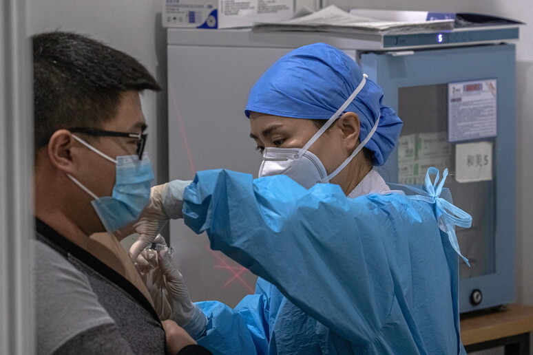 Vaccini in Cina © ANSA/EPA