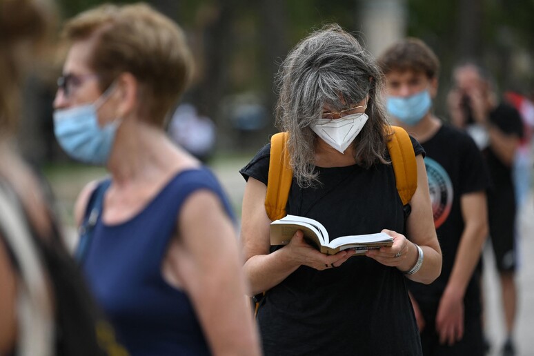 Persone per strada a Barcellona, 7 luglio 2021 © ANSA/AFP