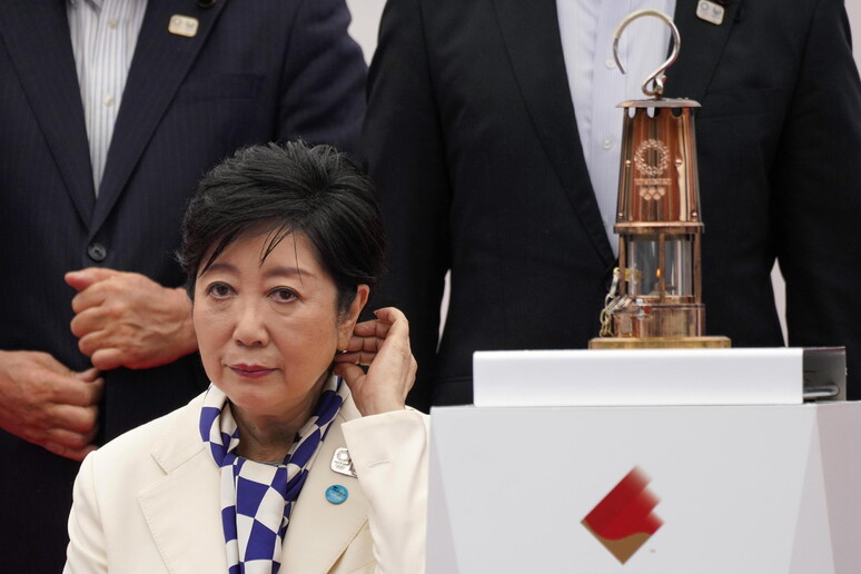 Yuriko Koike, la governatrice di Tokyo alla quale è stata consegnata la fiamma olimpica a Tokyo © ANSA/EPA