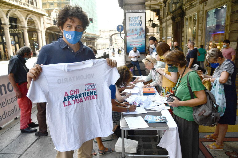 Marco Cappato durante la raccolta firme per il referendum sull 'eutanasia - RIPRODUZIONE RISERVATA