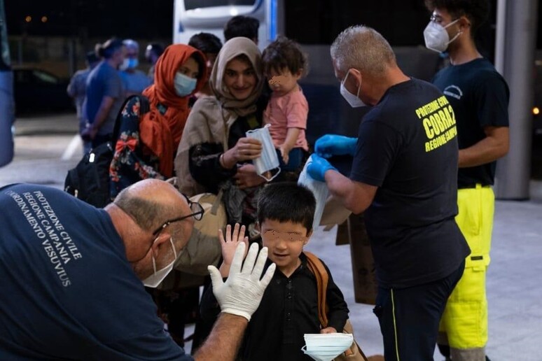 profughi afghani arrivati a Napoli - RIPRODUZIONE RISERVATA