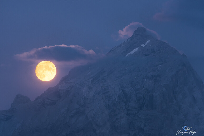 La Luna piena nell’ora blu (fonte: Giorgia Hofer) - RIPRODUZIONE RISERVATA