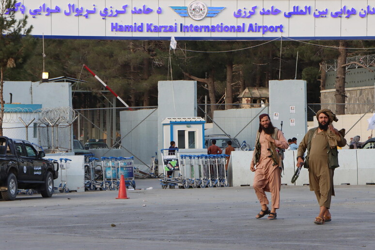 Pattuglia di talebani all 'esterno dell 'aeroporto di Kabul © ANSA/EPA