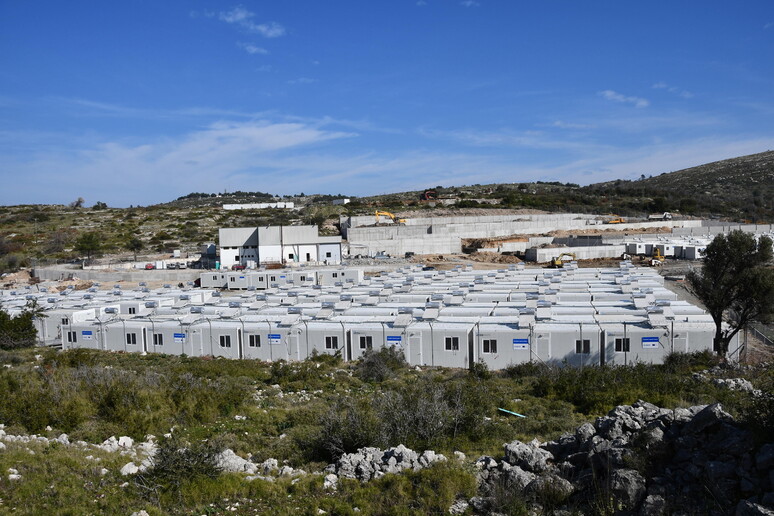 Migranti, il nuovo campo chiuso sull 'isola greca di Samos - RIPRODUZIONE RISERVATA