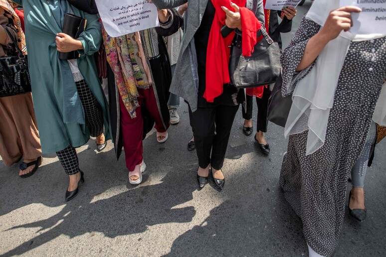 Una manifestazione delle donne a Kabul © ANSA/AFP