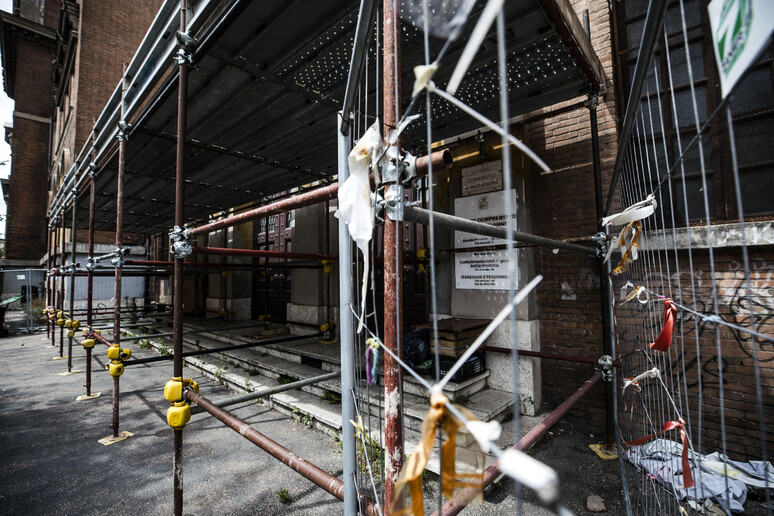 Impalcature per lavori sulla facciata di un edificio in una foto d 'archivio - RIPRODUZIONE RISERVATA