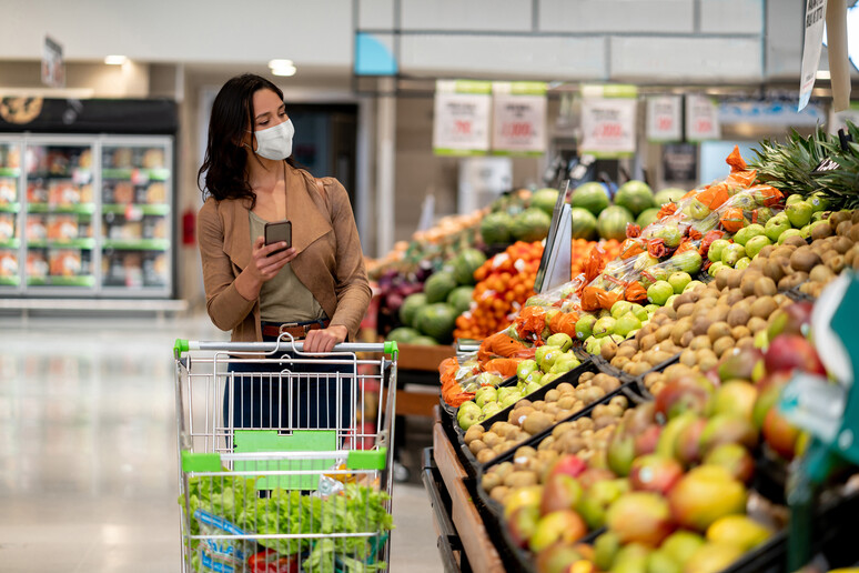 Una donna fa la spesa al supermercato, foto iStock. - RIPRODUZIONE RISERVATA