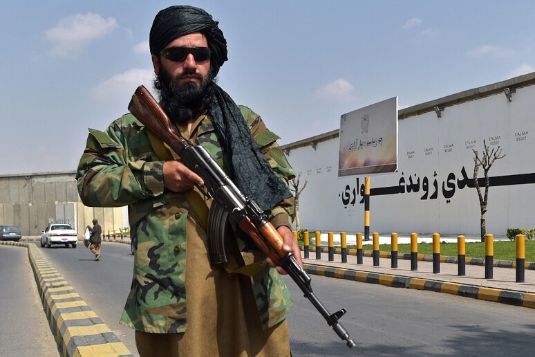 Un miliziano talebano per strada a Kabul © ANSA/AFP