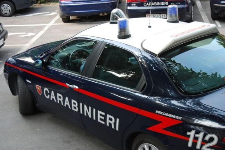 Un auto dei carabinieri in una immagine di archivio - RIPRODUZIONE RISERVATA