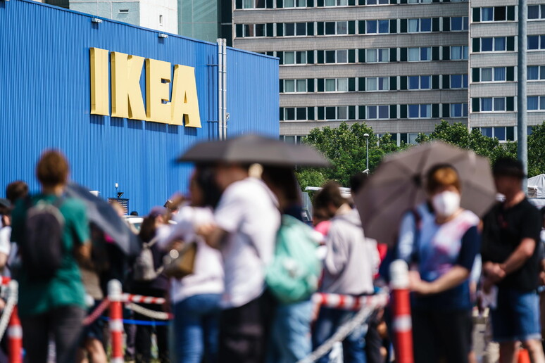 Persone davanti all 'Ikea (archivio) © ANSA/EPA