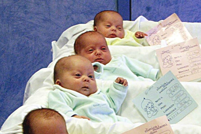 Alcuni neonati in una immagine di archivio - RIPRODUZIONE RISERVATA