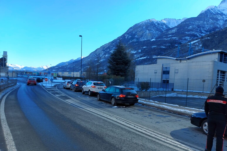 Covid: caos tamponi al Drive-in di Aosta, lunghe code - RIPRODUZIONE RISERVATA