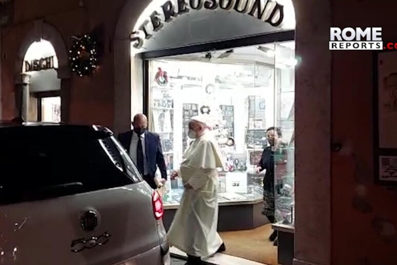 Il Papa a sorpresa in un negozio di dischi al centro di Roma - RIPRODUZIONE RISERVATA