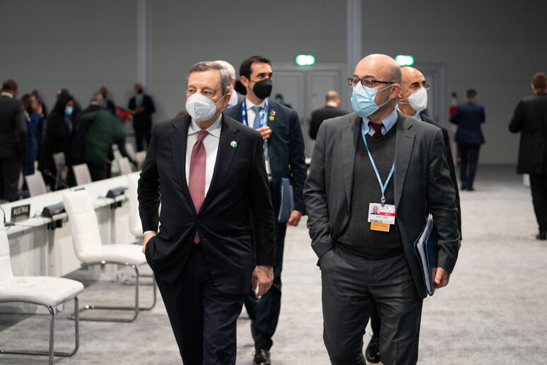 Il premier, Mario Draghi, e il ministro, Roberto Cingolani, in una foto d 	'archivio - RIPRODUZIONE RISERVATA
