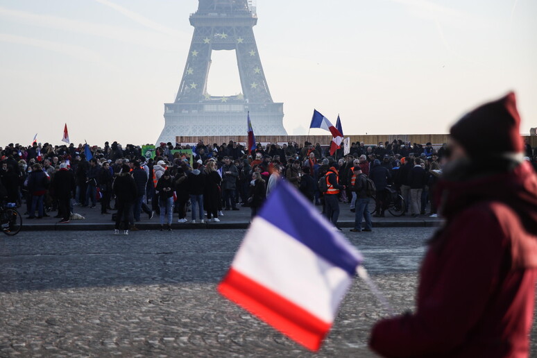 Una manifestazione contro le restrizioni Covid a Parigi © ANSA/EPA