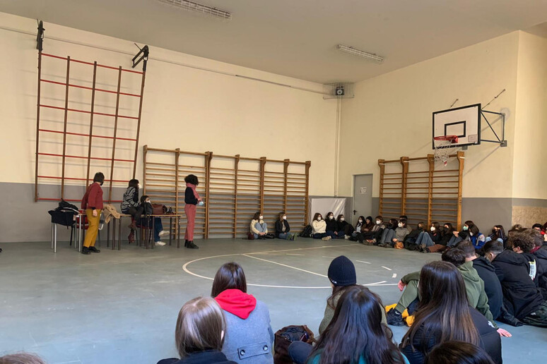 Un 'occupazione al liceo Manzoni di Milano - RIPRODUZIONE RISERVATA