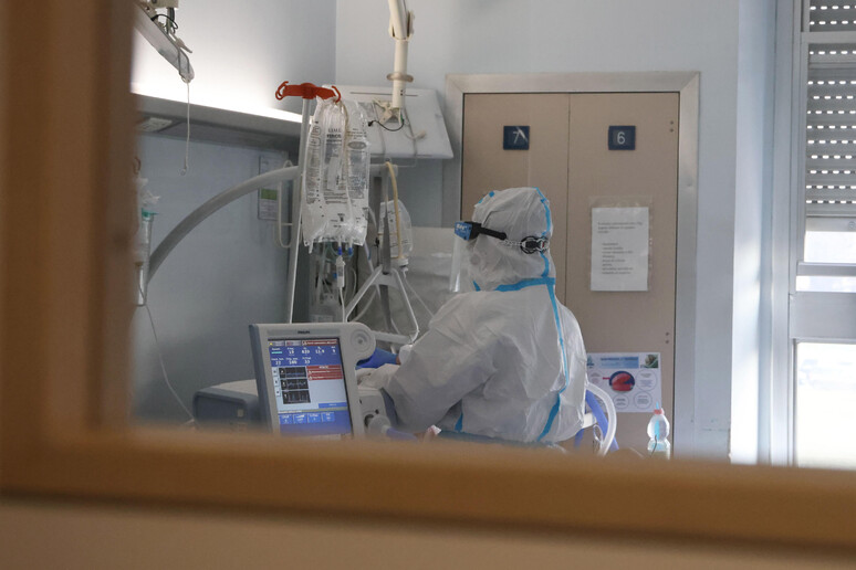 Operatore sanitario nella terapia intensiva dell 'ospedale di Cremona. Immagine d 'archivio - RIPRODUZIONE RISERVATA