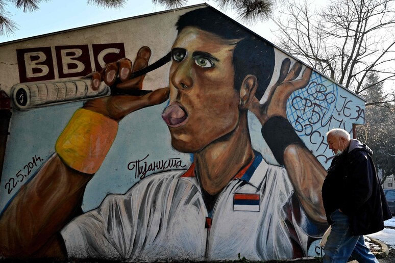 Un murale raffigurante il campione di tennis Novak Djokovic a Belgrado © ANSA/AFP