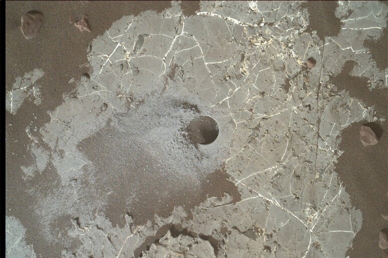 Il carbonio 12 è stato trovato nei campioni di roccia prelevati nel cratere Gale da Curiosity (fonte: NASA/Caltech-JPL/MSSS) - RIPRODUZIONE RISERVATA