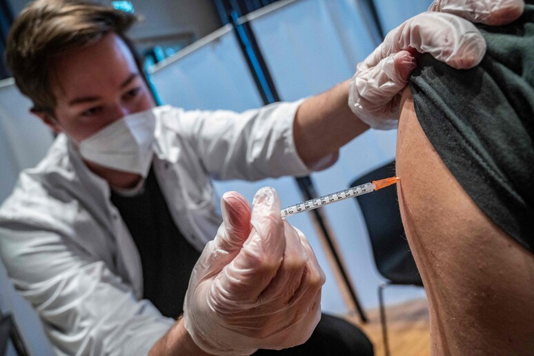 L 'inoculazione di un vaccino © ANSA/AFP