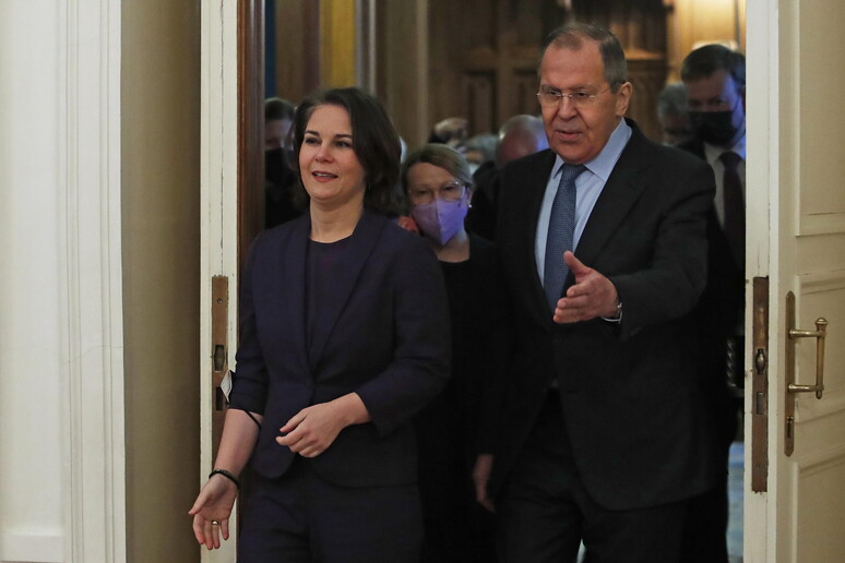 La ministra degli Esteri tedesca Baerbock e quello russo Lavrov © ANSA/EPA