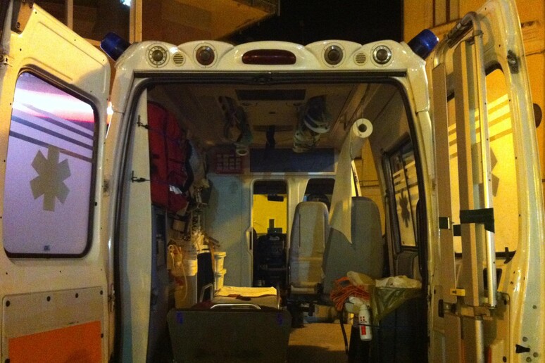 Un 	'ambulanza in una foto di archivio - RIPRODUZIONE RISERVATA