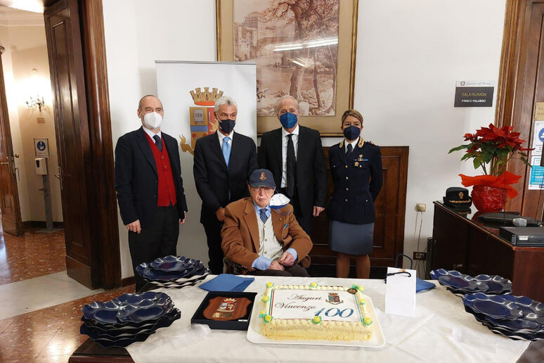 Compie 100 anni il poliziotto che ha fermato a Roma Lucky Luciano - RIPRODUZIONE RISERVATA