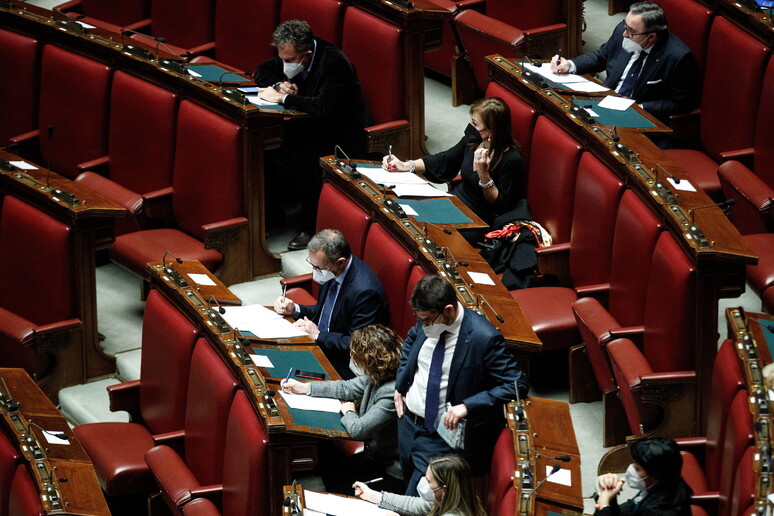 Alcuni parlamentari prendono nota dei nomi letti da Fico © ANSA/EPA