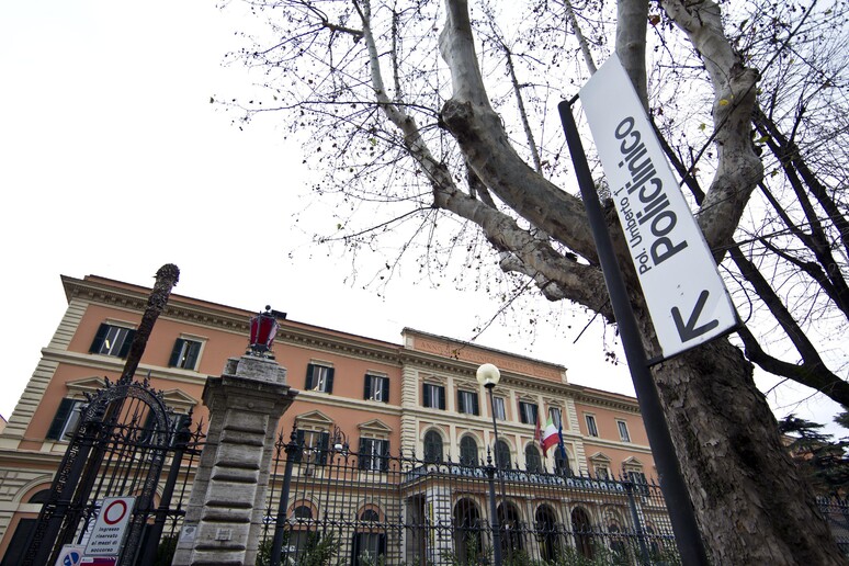L 'entrata del pronto soccorso del Policlinico Umberto I a Roma, in una foto d 'archivio. - RIPRODUZIONE RISERVATA