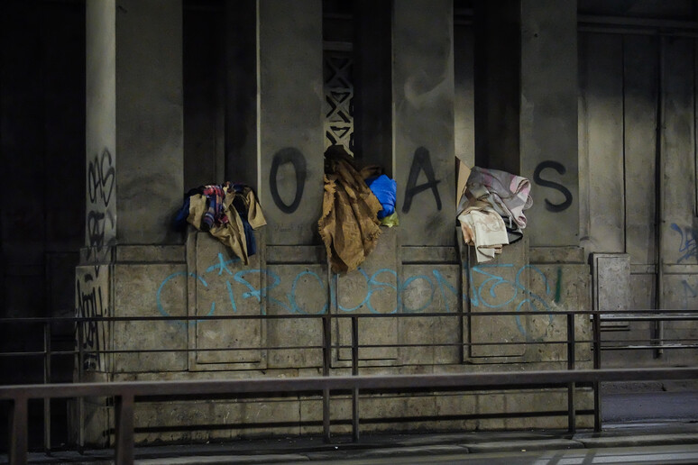 Giacigli e ripari dei clochard nei tunnel sotto i binari della stazione Centrale a Milano. Immagine d 'archivio - RIPRODUZIONE RISERVATA