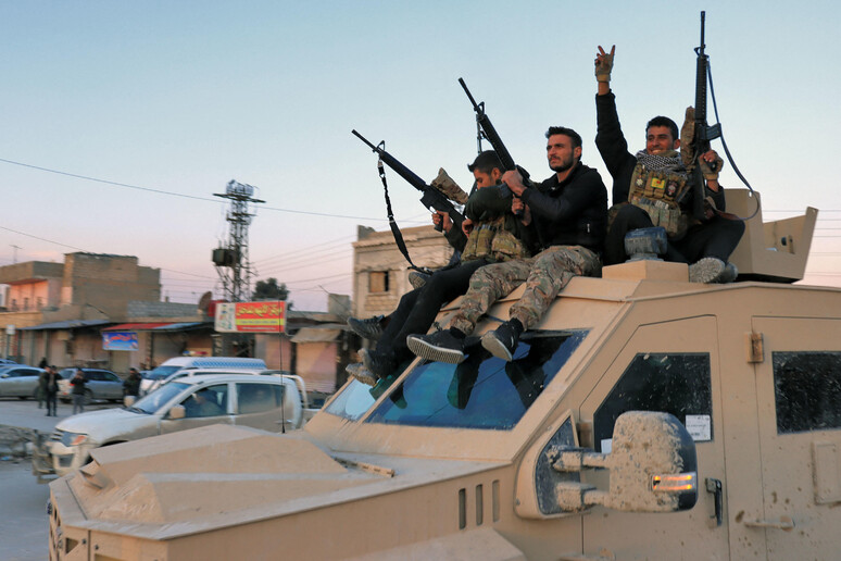 I curdi riprendono il carcere assaltato dall 'Isis in Siria © ANSA/AFP
