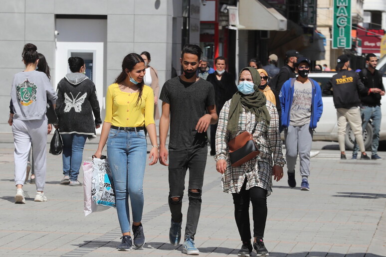 Vita quotidiana per le strade di Tunisi -     RIPRODUZIONE RISERVATA