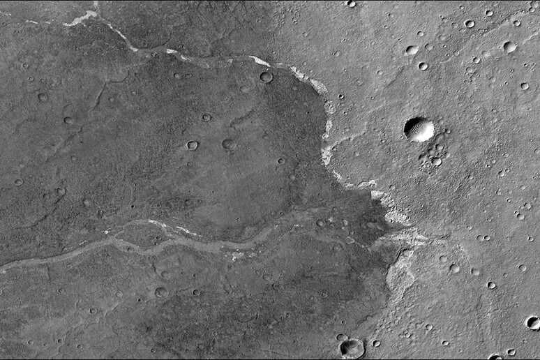 In bianco i depositi di sali trovati da Mro all’interno di un canale ormai asciutto su Marte (fonte: NASA/JPL-Caltech/MSSS) - RIPRODUZIONE RISERVATA