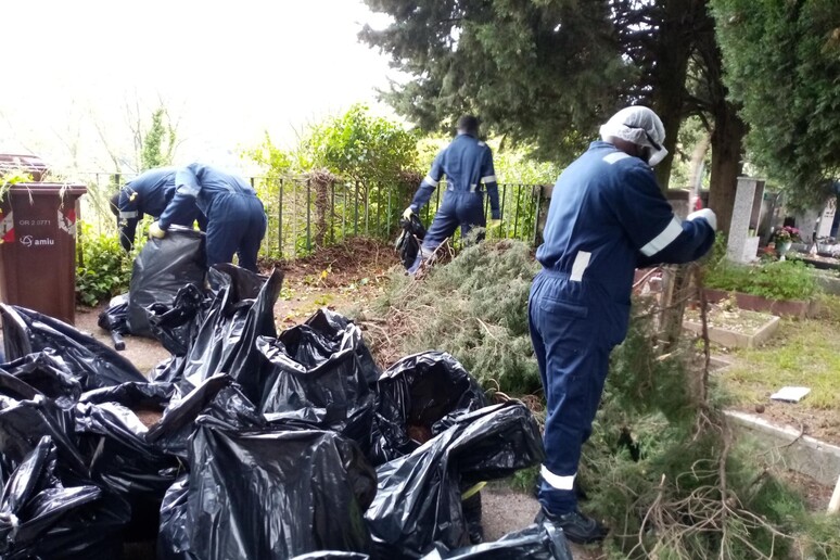 Migranti puliranno i cimiteri a Genova - RIPRODUZIONE RISERVATA