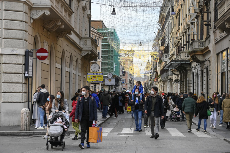 Mascherine e controlli anti Covid in centro a Roma (foto d 'archivio) - RIPRODUZIONE RISERVATA