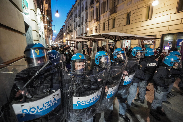 A Torino dimostranti No pass tentano un corteo, bloccati - RIPRODUZIONE RISERVATA