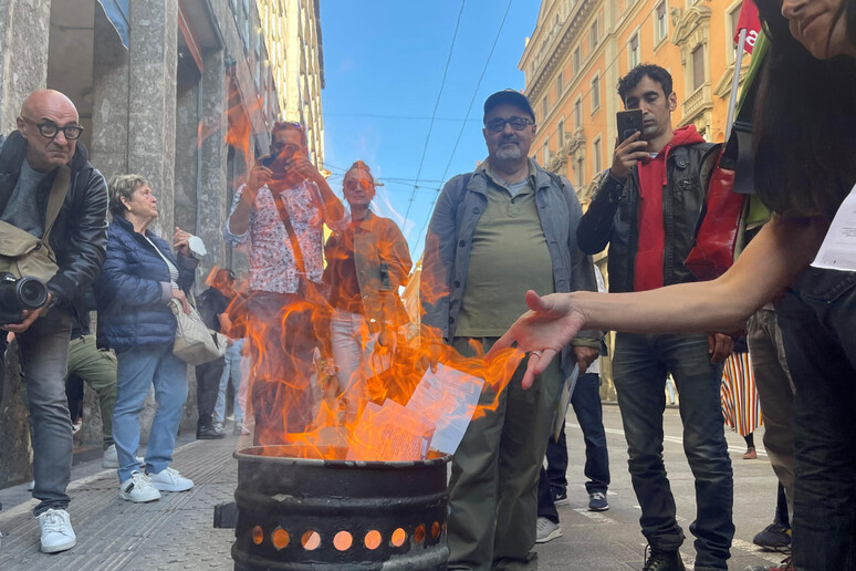 Bollette bruciate davanti alla sede di Eni a Bologna, 01 ottobre 2022 - RIPRODUZIONE RISERVATA
