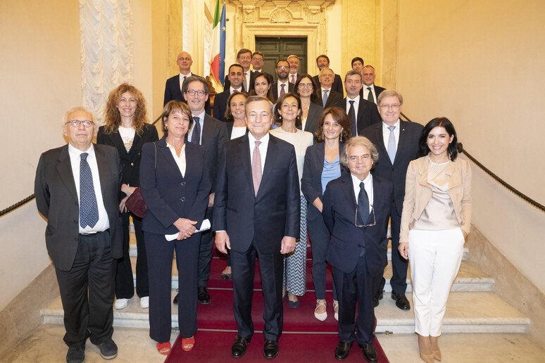 Foto sullo scalone di Palazzo Chigi con tutti i ministri ANSA/ Ufficio stampa di Palazzo Chigi / Filippo Attili - RIPRODUZIONE RISERVATA