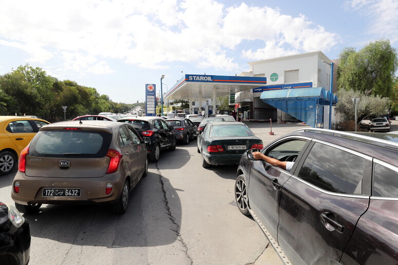 Code a una stazione di benzina a Tunisi © ANSA/EPA