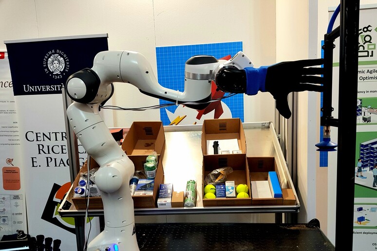 Il braccio robotico messo a punto dal Centro  'Piaggio ' nell 'ambito nel progetto europeo Darko (foto di Leonardo De Cosmo) - RIPRODUZIONE RISERVATA
